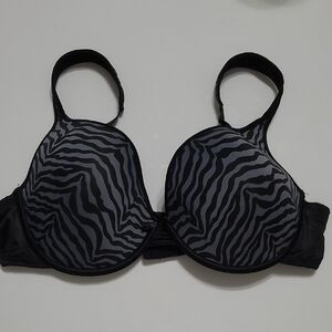 Delta Burke Black & Gray Zebra Pattern Plunge Underwire Bra size 42D